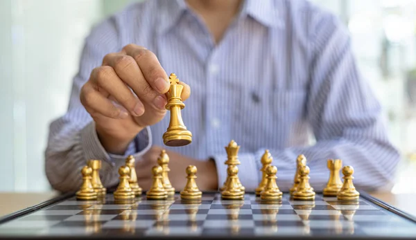 Pessoa jogando jogo de tabuleiro de xadrez, imagem conceitual de