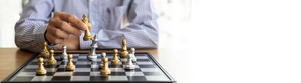 Pessoa Jogando Jogo De Tabuleiro De Xadrez, Homem De Negócios Conceito  Imagem Segurando Peças De Xadrez Como A Concorrência De Negócios E Gestão  De Risco, Planejamento De Estratégias De Negócios Para Derrotar
