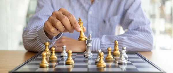 Pessoa jogando jogo de tabuleiro de xadrez, imagem conceitual de empresária  segurando peças de xadrez contra adversário de xadrez contra competição de  negócios, planejando estratégias de negócios para derrotar concorrentes de  negócios