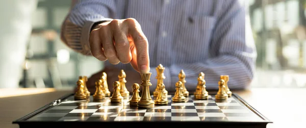 Pessoas de negócios jogando xadrez - Stockphoto #28102330