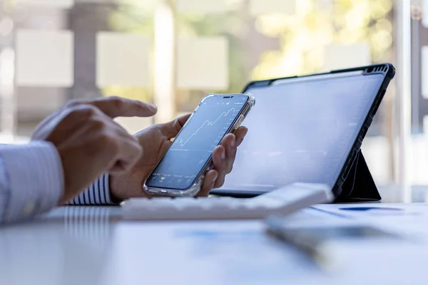 Ein Anleger Betrachtet Aktiendiagramme Auf Mobiltelefonen Und Tablets Ist Aktienanleger — Stockfoto