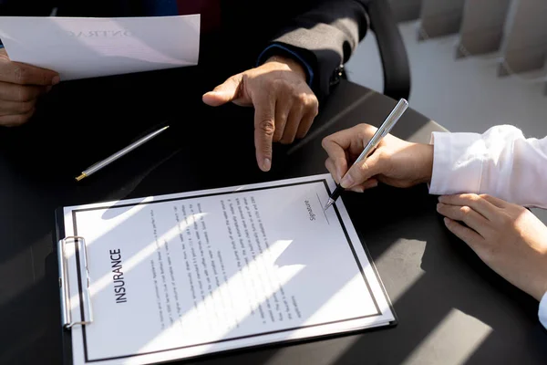 Home Insurance Salesman Customer Signing Insurance Agreement Insurance Company Accepting — Stock Photo, Image