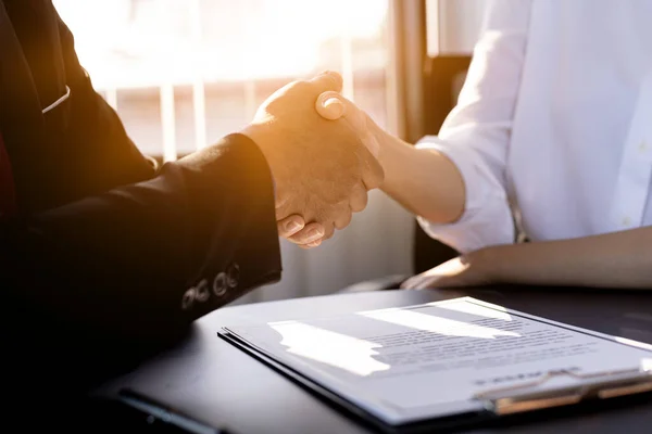 Een Verzekeringsagent Een Klant Schudden Elkaar Hand Het Afsluiten Van — Stockfoto