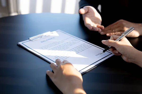 Πωλητής Της Ασφάλειας Σπιτιού Και Πελάτης Υπογράφουν Ασφαλιστήριο Συμβόλαιο Την — Φωτογραφία Αρχείου