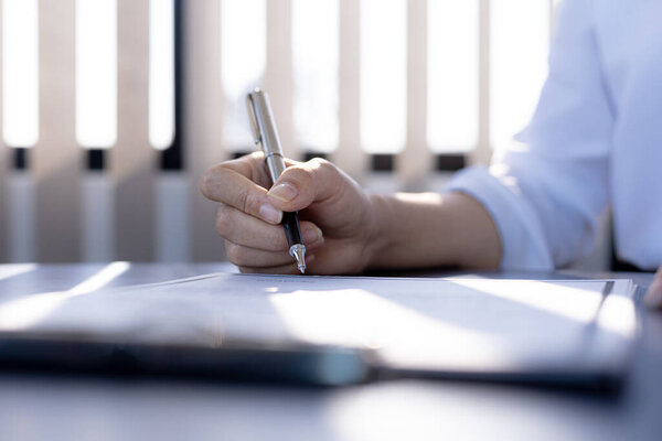 Продавец жилищного страхования и клиент подписывают договор страхования со своей страховой компанией, принимая условия и льготы. Концепция страхования дома и недвижимости.