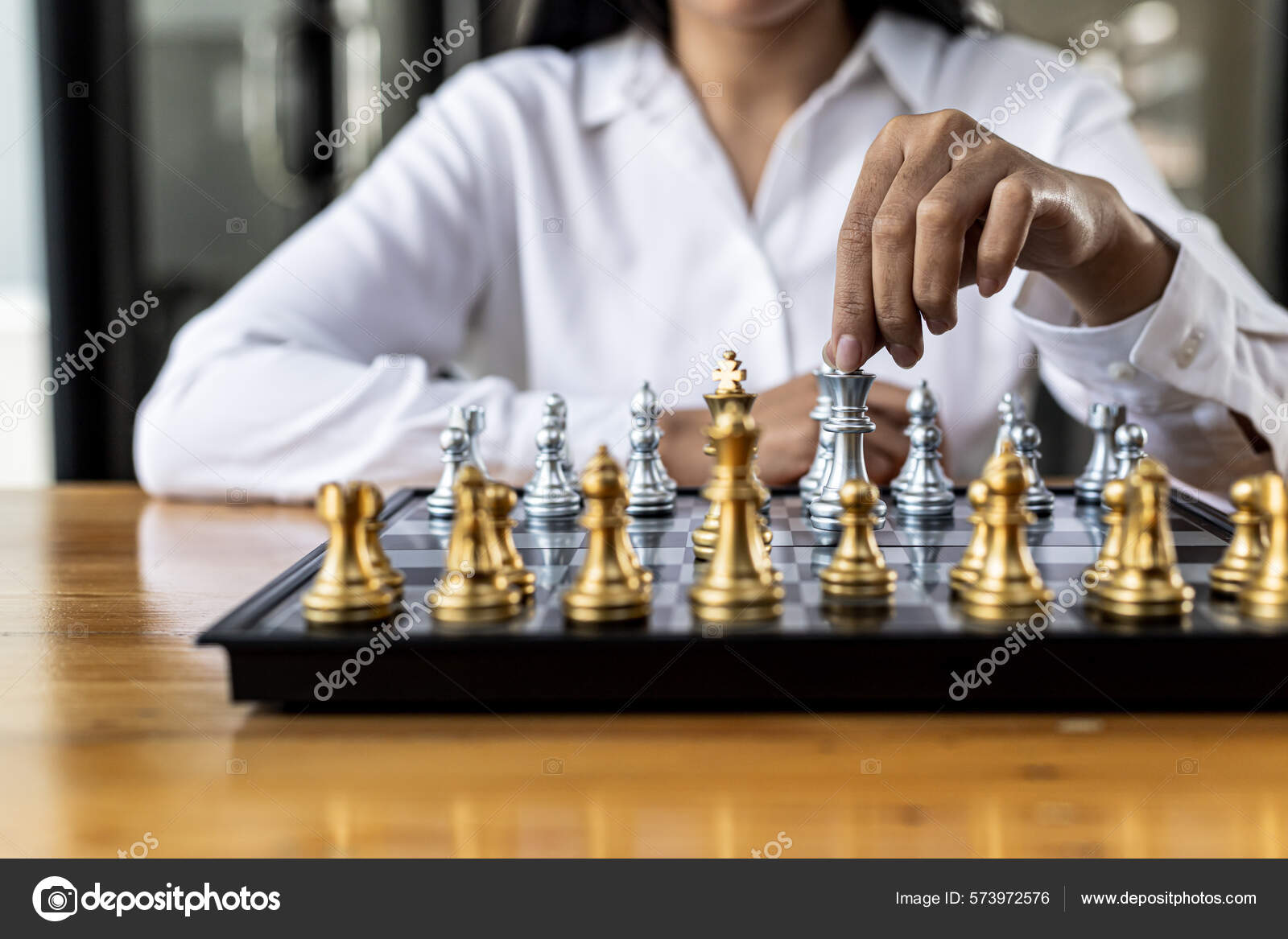 Pessoa jogando jogo de tabuleiro de xadrez, imagem conceitual de empresária  segurando peças de xadrez contra adversário de xadrez contra competição de  negócios, planejando estratégias de negócios para derrotar concorrentes de  negócios