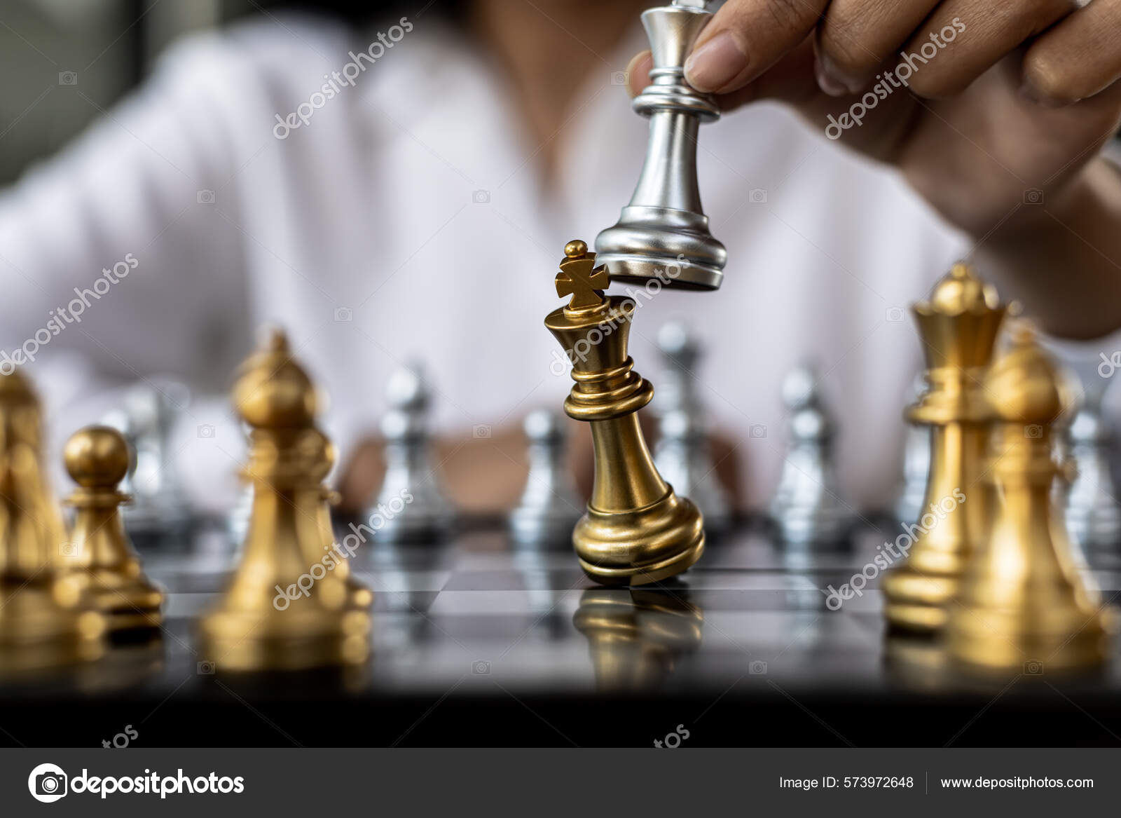 Pessoa Jogando Jogo De Tabuleiro De Xadrez, Homem De Negócios Conceito  Imagem Segurando Peças De Xadrez Como A Concorrência De Negócios E Gestão  De Risco, Planejamento De Estratégias De Negócios Para Derrotar