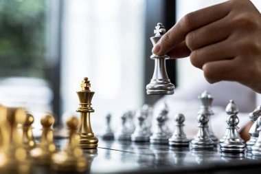 Satranç tahtası oyunu oynayan kişi, iş kadını konsepti imajı ticari rekabet ve risk yönetimi gibi satranç taşları tutan, iş stratejileri planlayan rakiplerini yenmek için iş stratejileri.