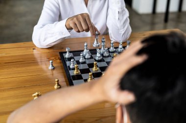 Satranç oynayan iki kişi, stratejik planlama ve risk tabanlı işletme yönetimi gerektiren bir iş yarışmasına kıyasla satranç oynayan iki iş adamının konsept imajı..