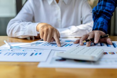 Satış departmanı bunu bölüm müdürüne götürmek için aylık bir toplantı yapıyor. Müdüre götürmeden önce hazırlanan belgelerin doğruluğunu kontrol ediyorlar.