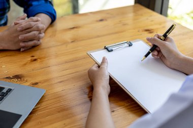 Doktor muayenenin sonuçlarını bildiren bir belge gösteriyor, doktor bulunan testlerin sonuçlarını ve tedavi yönergelerini açıklıyor. Muayene ve hastalık tedavisi kavramı.