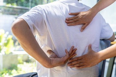 Fizyoterapist bir hastaya fizik tedavi uyguluyor. Çok çalışmaktan dolayı kas bozukluğu yaşıyor. Çoğu zaman uzun süre oturma sorunu olan bir ofis çalışanı..