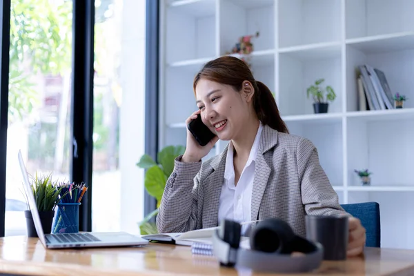 Asiatisk Kvinna Som Pratar Telefon Med Vän För Att Diskutera — Stockfoto