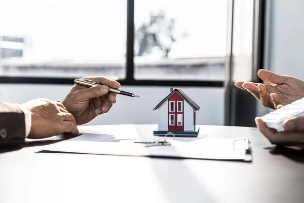 Rental Company Employee Calculating Cost Customer Agree Sign Rental Contract — Fotografia de Stock