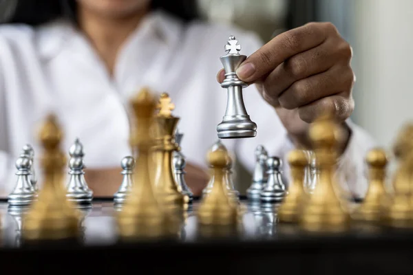 チェスボードゲームをプレイする人は ビジネスの競争やリスク管理のようなチェスの作品を保持ビジネス女性の概念イメージは ビジネスの競争相手を倒すためのビジネス戦略を計画 — ストック写真