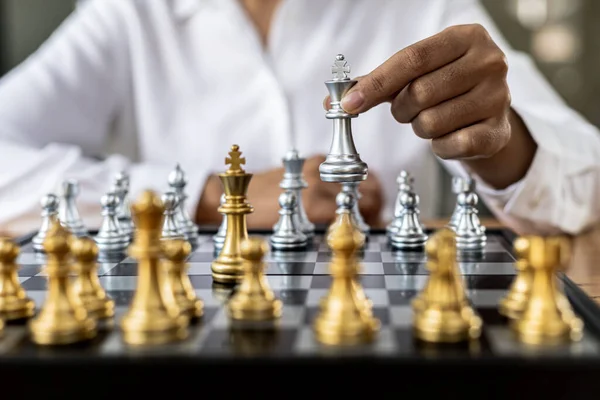 Foto de Negócios Pessoas Jogando Xadrez e mais fotos de stock de Adulto -  Adulto, Autoconfiança, Branco - iStock