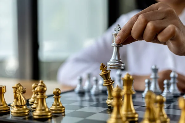 Pessoas de negócios jogando xadrez - Stockphoto #28102330