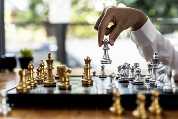 Pessoas de negócios jogando xadrez - Stockphoto #28102330