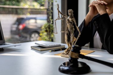 Masadaki avukat masası adalet tanrıçası olan Themis 'in heykeli ve adaletin çekicidir. Avukatlar sık sık onu adaletin sembolü olarak överler. Hukuk ve adalet kavramı.