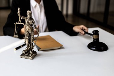 Masadaki avukat masası adalet tanrıçası olan Themis 'in heykeli ve adaletin çekicidir. Avukatlar sık sık onu adaletin sembolü olarak överler. Hukuk ve adalet kavramı.