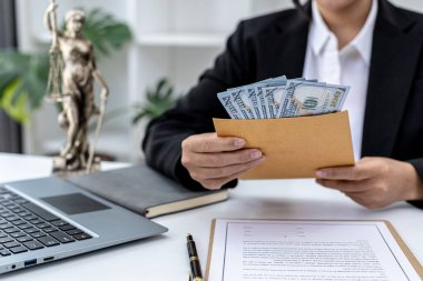Avukat kahverengi bir zarfın içinde dolar tutuyordu. Davayı kazandıktan ve tamamladıktan sonra avukatın maaşını aldı. Dava konsepti, kanun uygulama, kanun uygulama.