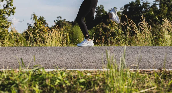 Une Femme Fait Jogging Sur Une Route Parc Elle Court — Photo