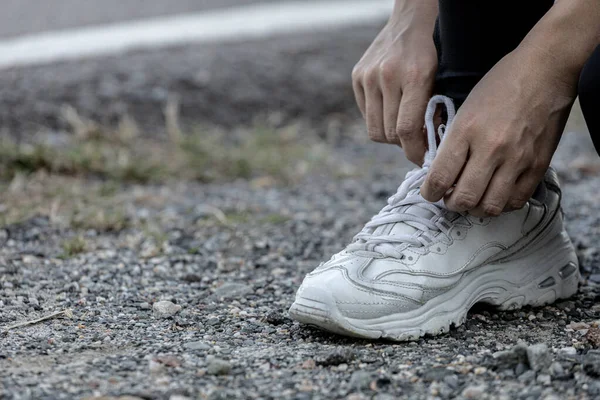 Une Femme Attachant Ses Chaussures Avant Jogging Elle Court Dans — Photo