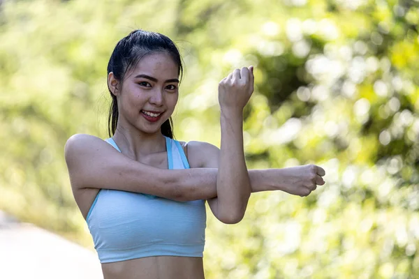 달리기를 따뜻하게 아시아 여성은 조깅을 사람들이 공원에서 조깅을 관련된 — 스톡 사진