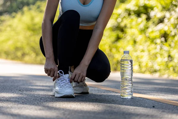 Une Femme Attachant Ses Chaussures Avant Jogging Elle Court Dans — Photo