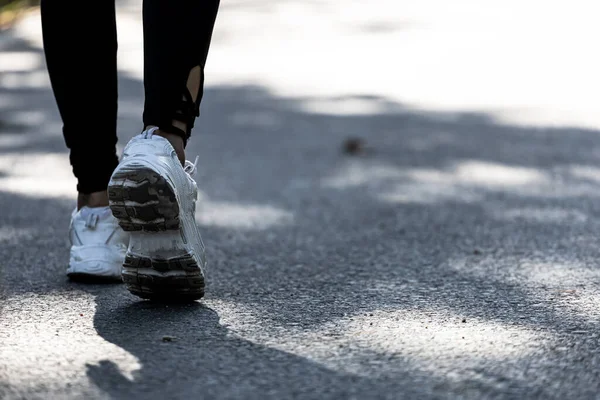 Une Femme Marche Pour Réchauffer Avant Faire Jogging Elle Court — Photo