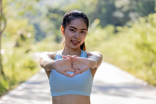 Femme Asiatique Qui Échauffe Avant Courir Elle Fait Jogging Dans — Photo