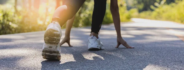 Femme Assise Préparant Commencer Jogging Elle Court Dans Parc Beaucoup — Photo