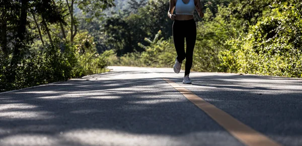 Une Femme Fait Jogging Sur Une Route Parc Elle Court — Photo