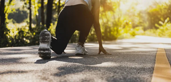 Femme Assise Préparant Commencer Jogging Elle Court Dans Parc Beaucoup — Photo