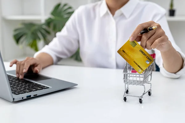 카드를 노트북 키보드로 타이핑을 여성은 인터넷 사이트의 비용을 지불하기 신용카드 — 스톡 사진