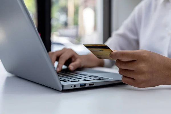 Kvinnan Håller Kreditkort Och Skriva Bärbar Dator Tangentbord Hon Fyller — Stockfoto