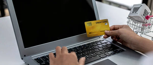 카드를 노트북 키보드로 타이핑을 여성은 인터넷 사이트의 비용을 지불하기 신용카드 — 스톡 사진