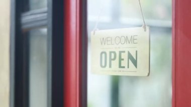 Restoran servisinin açılıp kapandığını gösteren bir tabela ön kapıya iliştirilmiş. Yiyecek ve içecek servisi kavramı.