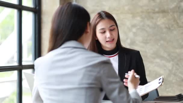 Twee Mooie Aziatische Vrouwen Ontmoeten Elkaar Een Bedrijfsvergaderzaal Plannen Bespreken — Stockvideo