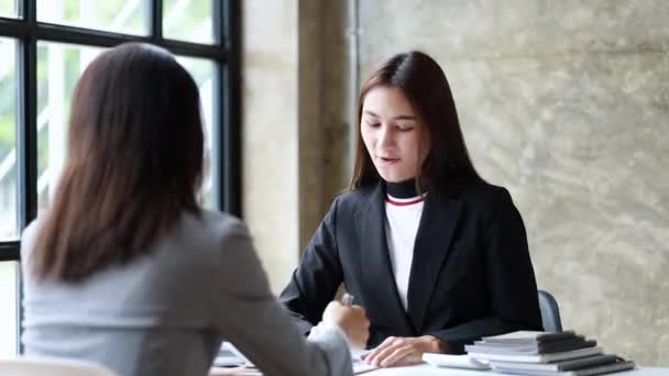 Dos Hermosas Mujeres Asiáticas Reúnen Una Sala Reuniones Empresa Reunión — Vídeos de Stock