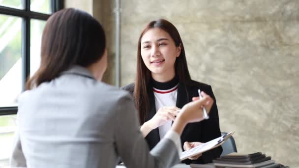 Dos Hermosas Mujeres Asiáticas Reúnen Una Sala Reuniones Empresa Reunión — Vídeos de Stock