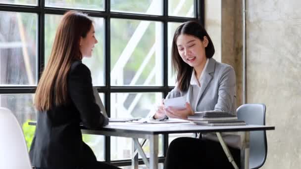 Dos Hermosas Mujeres Asiáticas Reúnen Una Sala Reuniones Empresa Reunión — Vídeos de Stock