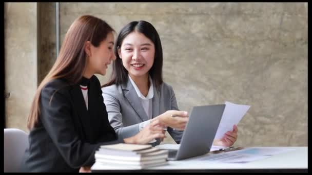 Dos Hermosas Mujeres Asiáticas Reúnen Una Sala Reuniones Empresa Reunión — Vídeos de Stock