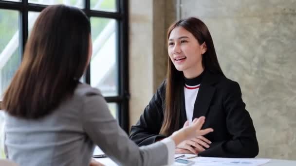 Două Femei Asiatice Frumoase Întâlnesc Într Sală Ședințe Companiei Întâlnindu — Videoclip de stoc
