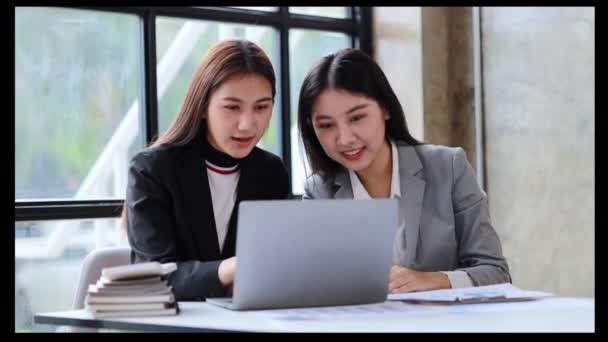 Dos Hermosas Mujeres Asiáticas Reúnen Una Sala Reuniones Empresa Reunión — Vídeos de Stock