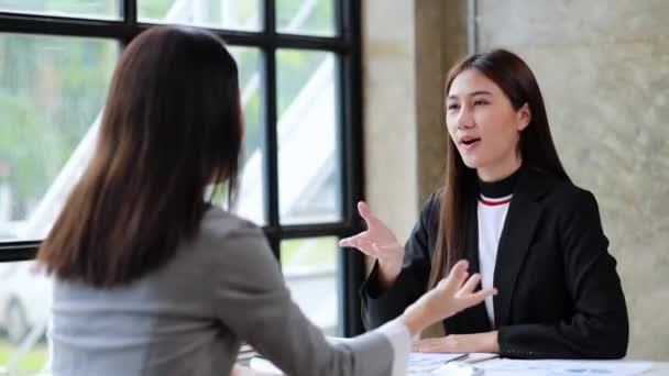 Deux Belles Femmes Asiatiques Réunissent Dans Une Salle Réunion Entreprise — Video