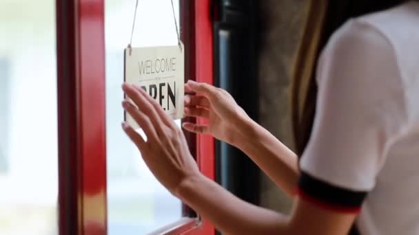 Egy Alkalmazott Megfordított Egy Nyitó Záró Tányért Egy Éttermet Ahol — Stock videók
