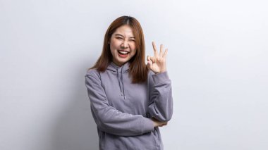 Güzel Asyalı kadın portresi, izole edilmiş arka planda neşeli poz veriyor, reklam ve tabela için kullanılan portre konsepti, beyaz arka planda izole edilmiş, kopyalama alanı.