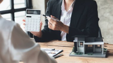 Emlakçılar, konut modellerini müşterilere ayrıntılı bir şekilde anlatma, evler ve satın alma kredileri hakkında bilgi verme ve sunma konularında açıklar. Gayrimenkul ticareti.