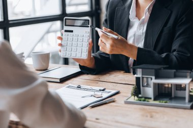 Emlakçılar, konut modellerini müşterilere ayrıntılı bir şekilde anlatma, evler ve satın alma kredileri hakkında bilgi verme ve sunma konularında açıklar. Gayrimenkul ticareti.